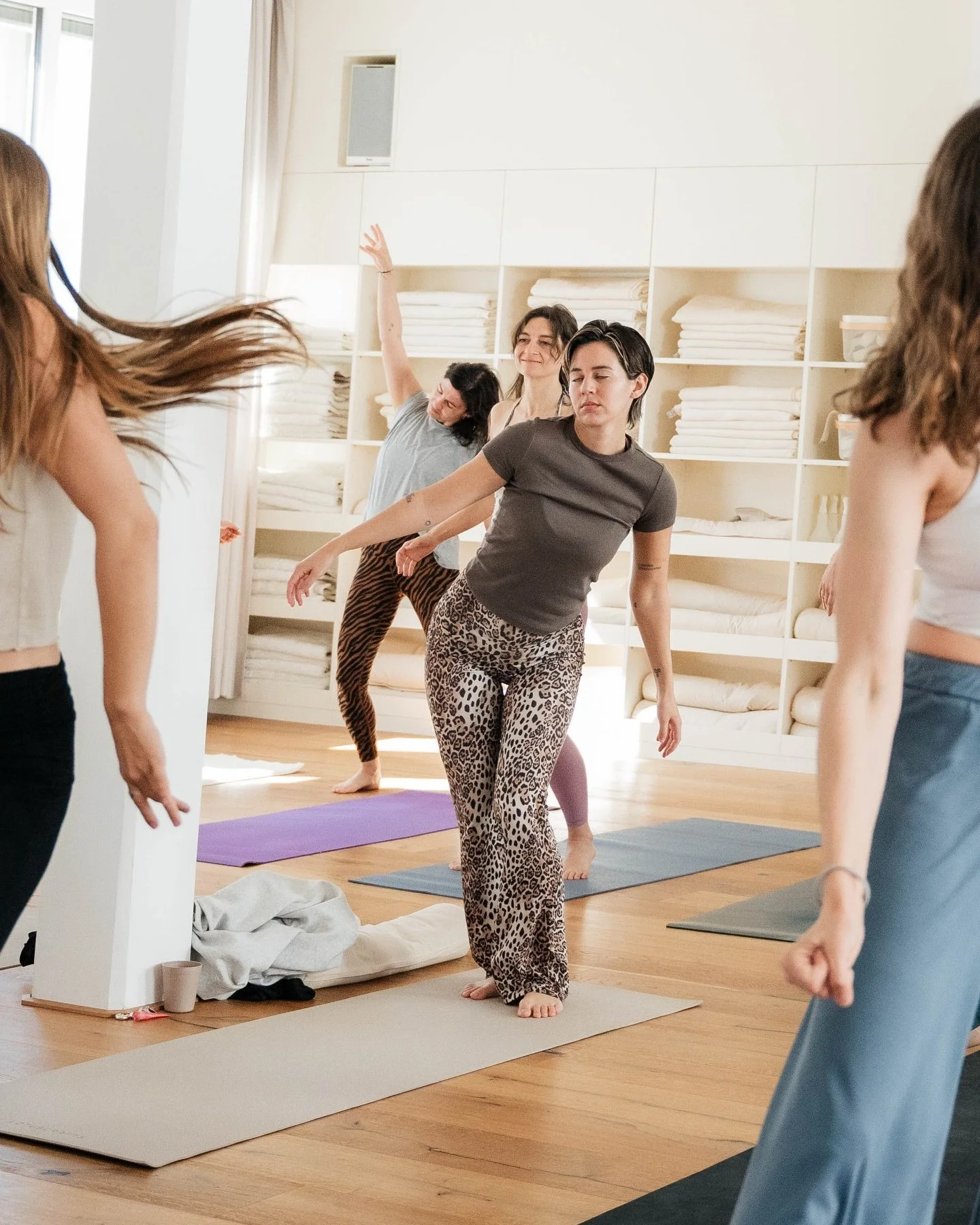 Was f&uuml;r ein unglaublich besonderes Wochenende bei uns im Studio. Dass Satu bei uns war und ihr &bdquo;Shake the Dust&ldquo; Training geteilt hat, war wirklich etwas ganz Besonderes und genau diese Energie war von Anfang bis Ende sp&uuml;rbar.

E