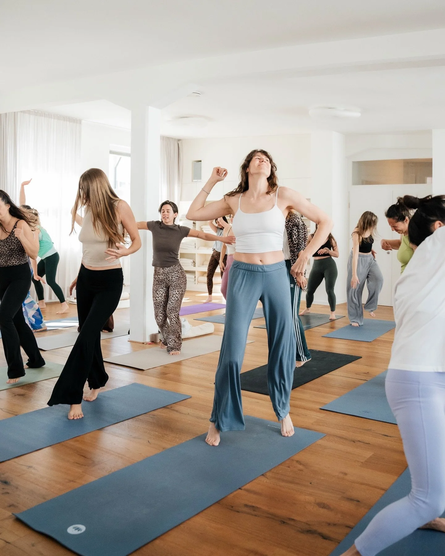 Was f&uuml;r ein April 💫
Gemeinsam geschwitzt, geatmet, entspannt und verbunden.

Von Shake the Dust &uuml;ber Pr&auml;- &amp; Postnatal Yoga bis hin zu Flowmarkt, Yoga Nidra &amp; Soundbath und vielen mehr. ihr habt jeden Moment besonders gemacht.
