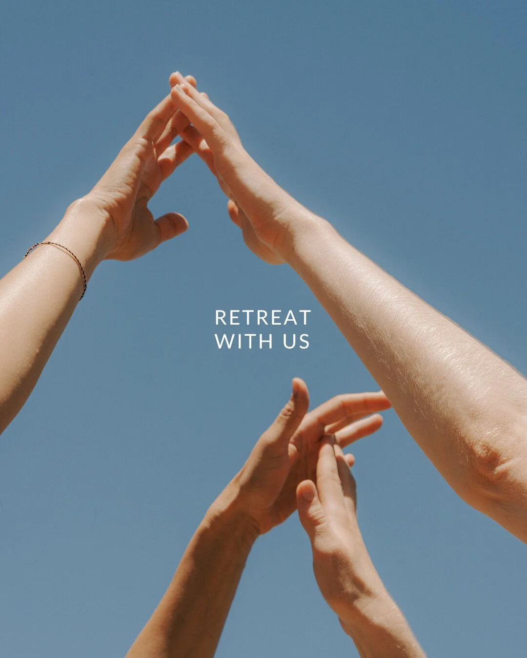 LION&rsquo;S GATE : A HEARTFUL LIFE &amp; AWAKEN YOUR DEEPER HEART
Diesen August reisen wir gemeinsam nach Piemont,  an einen Ort voller Ruhe, Natur und Verbindung. Zwischen Kundalini Yoga, Vinyasa Yoga, Meditation, Soundbath, Shake the Dust und ayur
