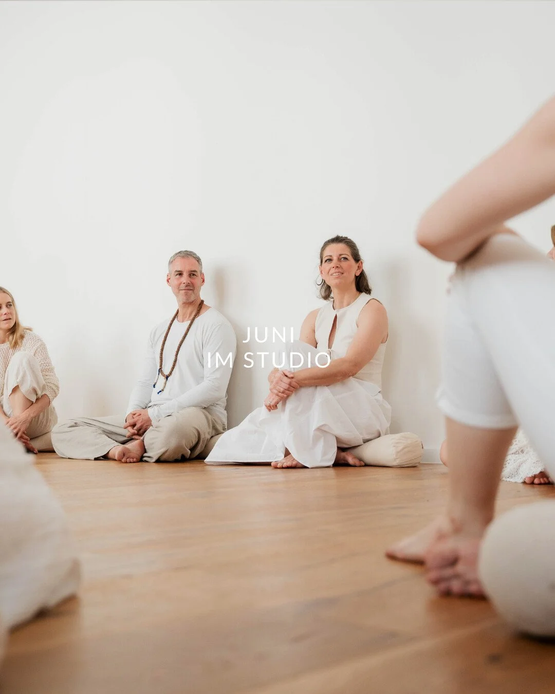 Juni im Studio✨

Der Juni ist da und mit ihm oft ein voller Kalender, lange Tage und jede Menge Termine. Umso mehr freuen wir uns, R&auml;ume zu schaffen, in denen du bewusst Pausen erleben, bei dir ankommen und neue Inspiration sammeln kannst.

Dies