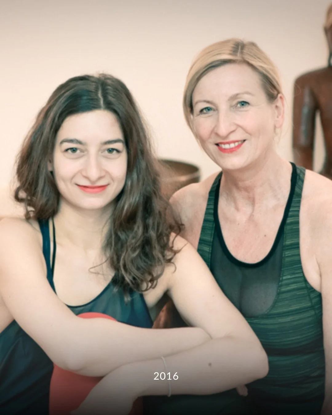 Beim Durchschauen dieser Bilder mussten wir selbst ein bisschen schmunzeln. So viele Erinnerungen, bekannte Gesichter, gemeinsame Yogastunden, Ausbildungen, Workshops, Feste und besondere Momente.

Was vor 10 Jahren begonnen hat, ist dank euch zu ein
