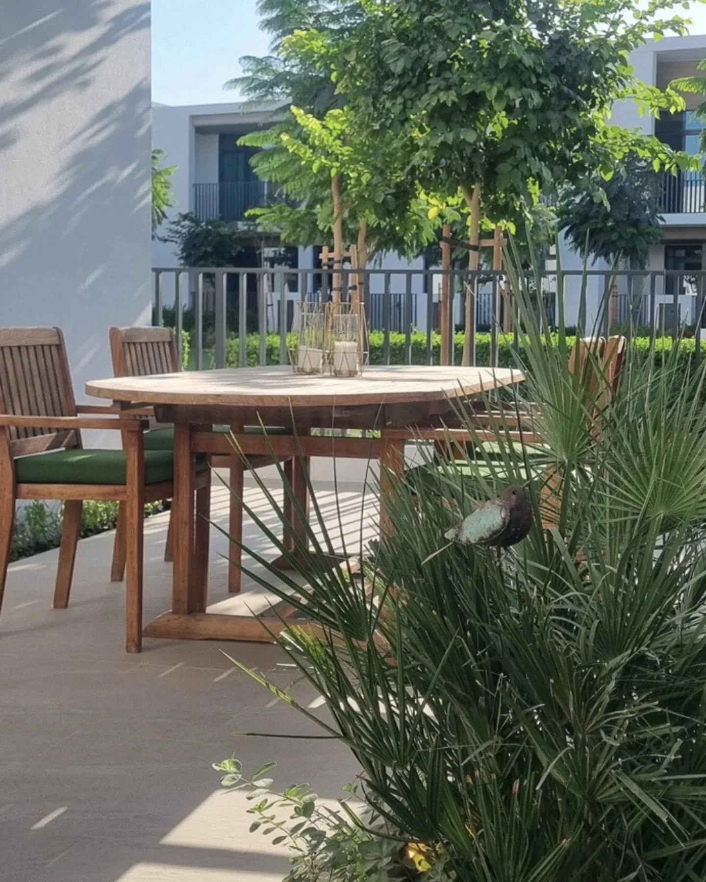 This garden may be compact, but it was never meant to feel enclosed.
From the outset, the idea was simple: borrow from the wider landscape rather than fight the boundaries.
By opening the sightlines and aligning the dining space with the surrounding 