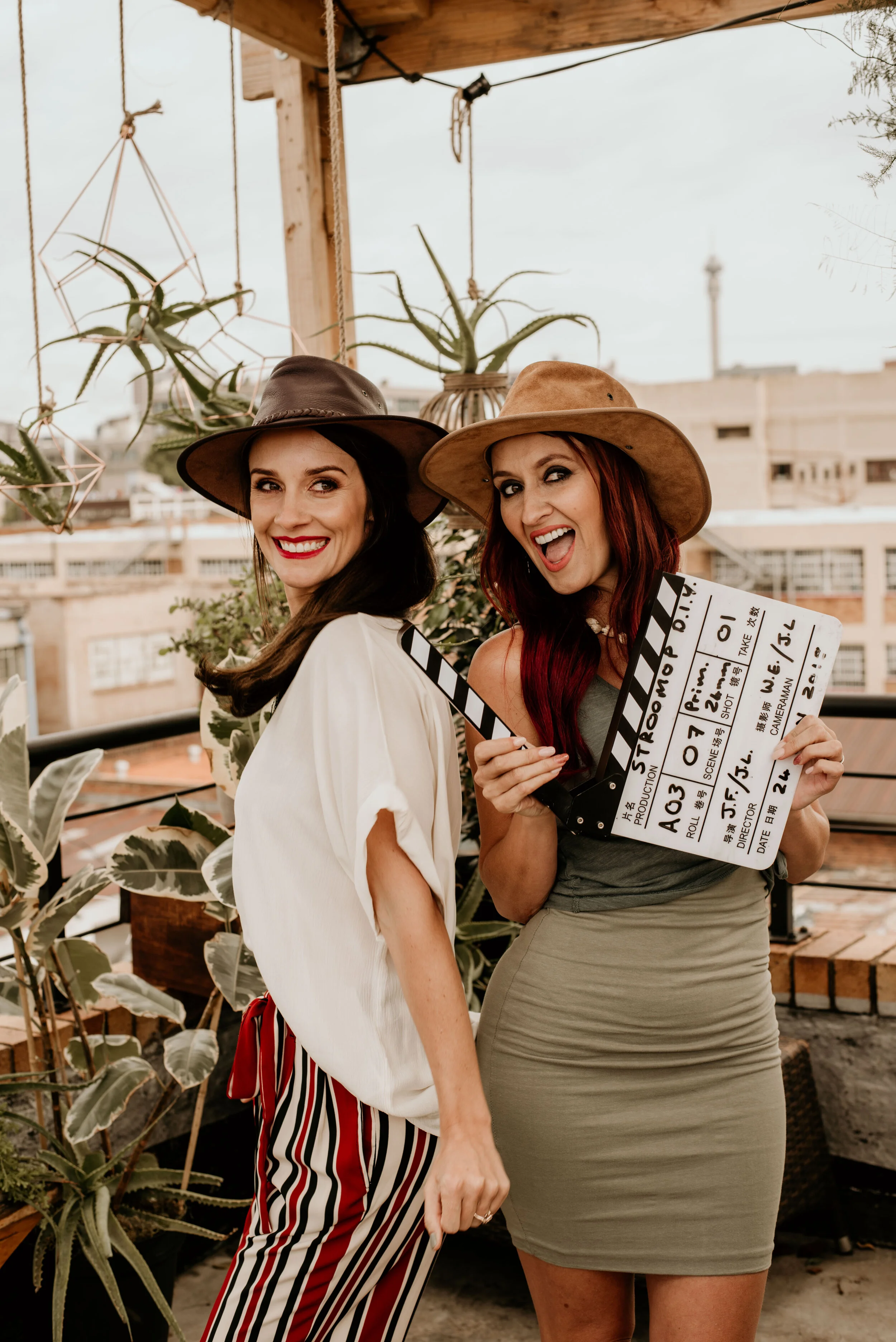 Die week kuier Donnalee Roberts saam met Suna Robberts op Rooftop Salsa se dak tydens die vierde episode van DIY for the Concrete Jungle! Suna deel die beste grimeer-wenke en hulle deel hartstories oor stroomop-swem in die lewe.