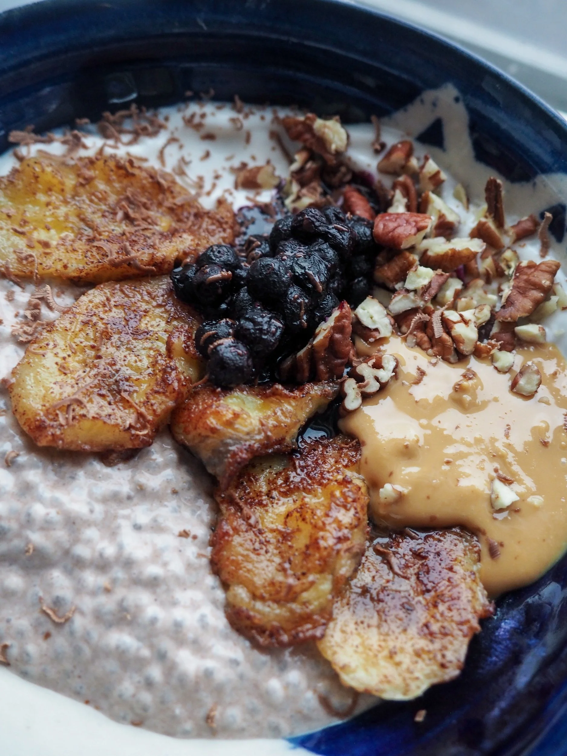 Yoghurtskål med kaffe-chiapudding, stekt banan og peanøttsmør