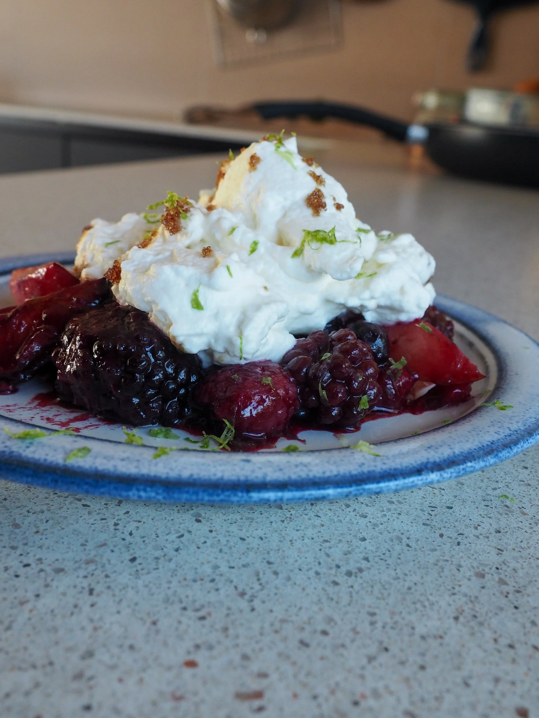 Dessert med plommer, bær og krem på 1 - 2 -3