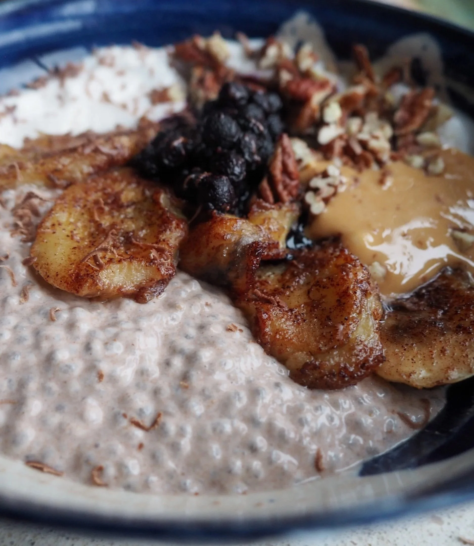 yoghurt-chiapudding-kaffe-banan-peanottsmor