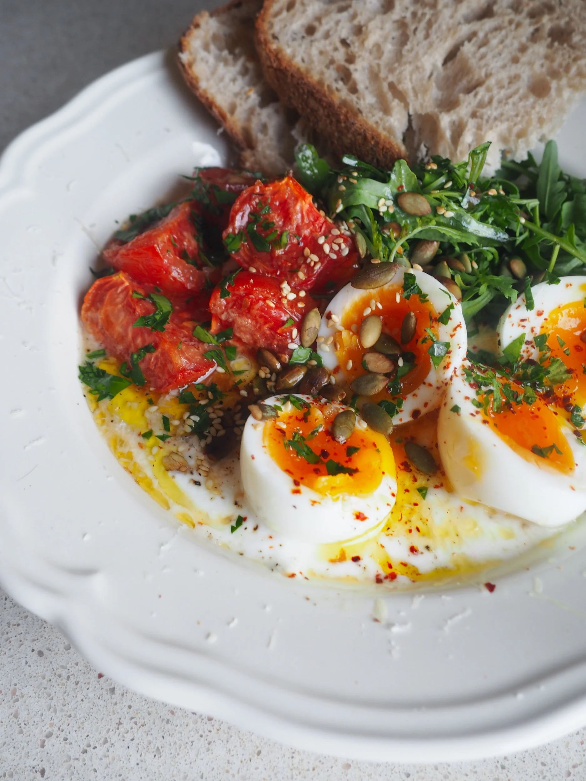 Frokostskål med smilende egg og ovnsbakte tomater
