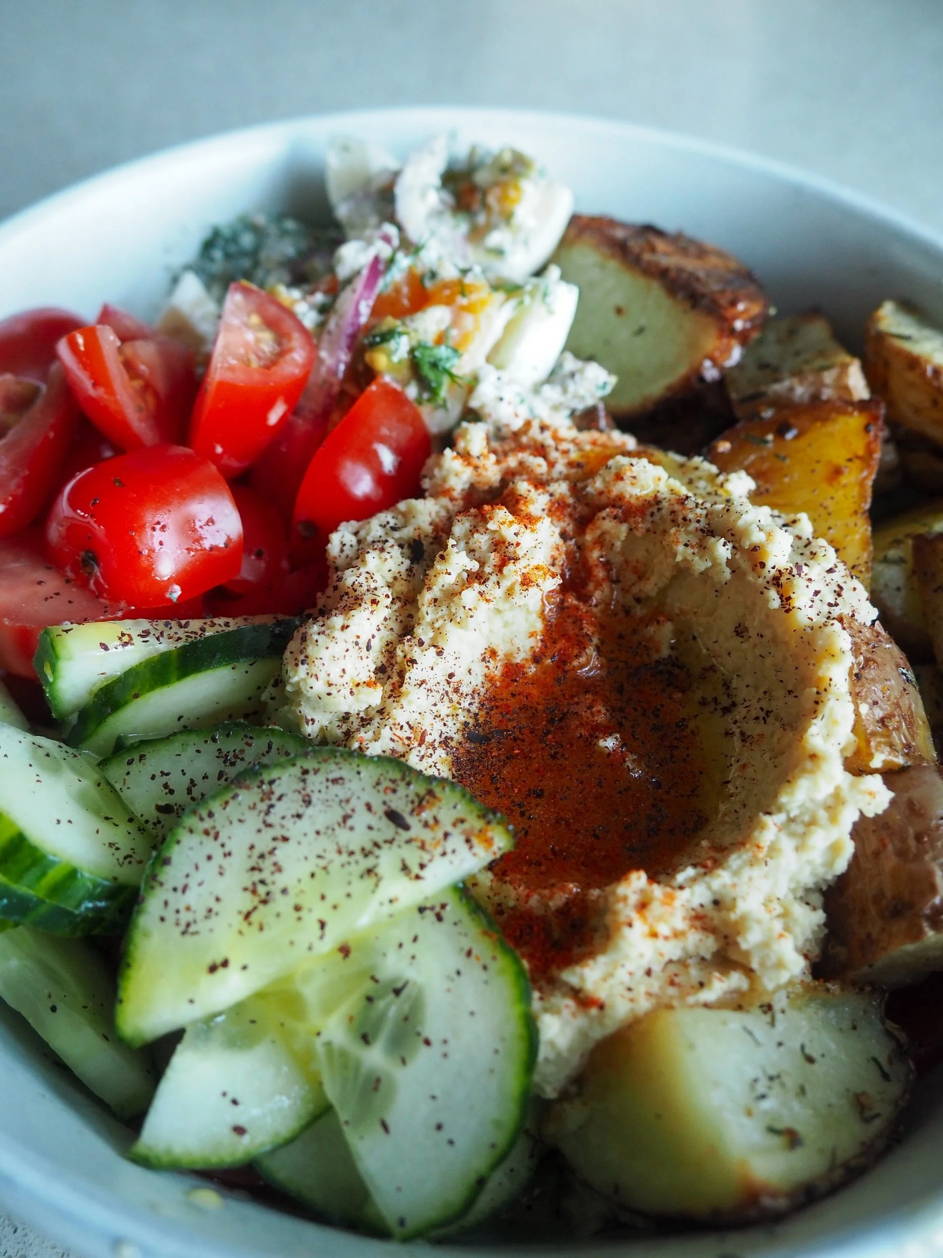 Bowl med egg, poteter og hummus