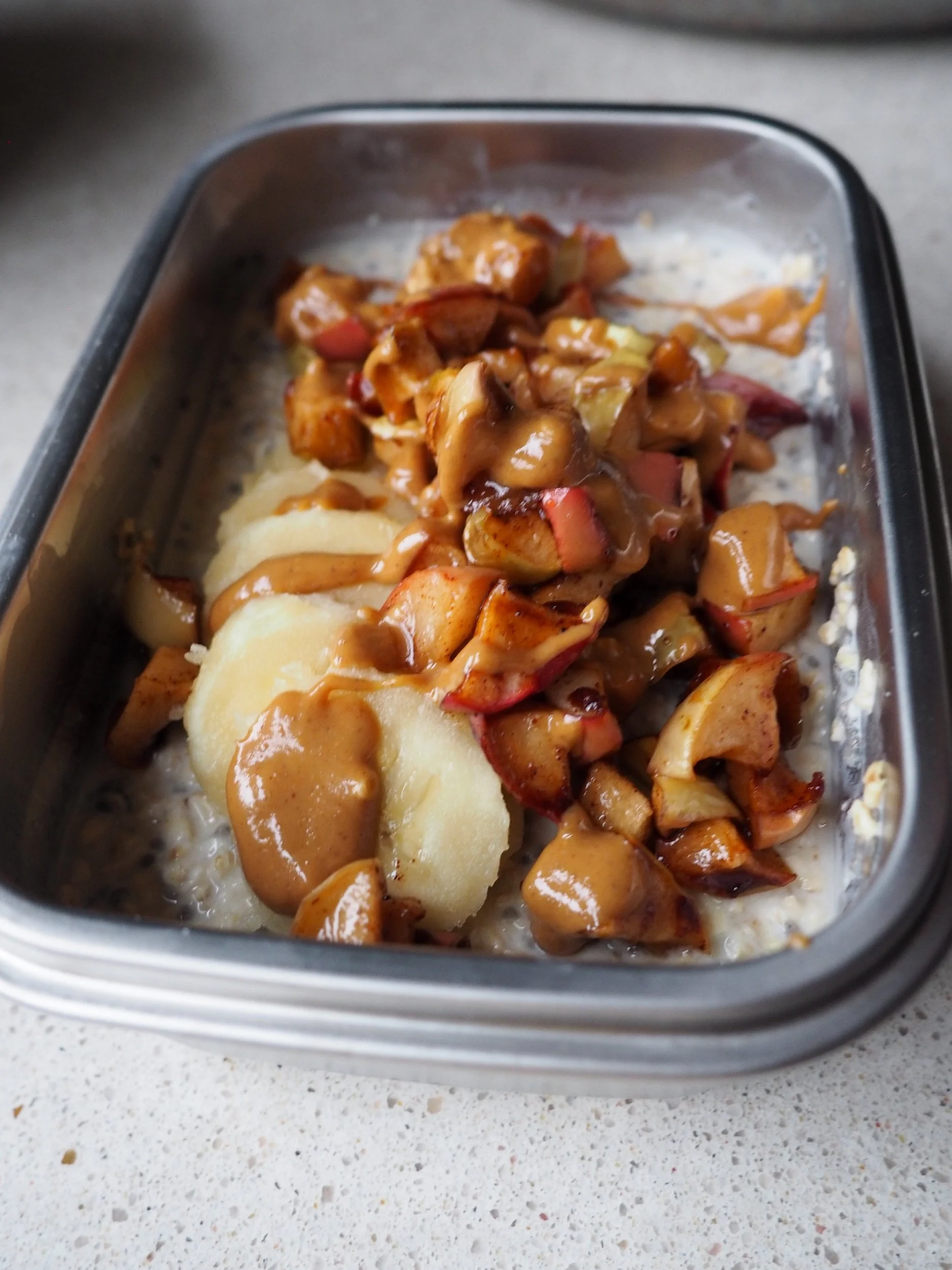 Kjøleskapsgrøt toppet med stekte epler 