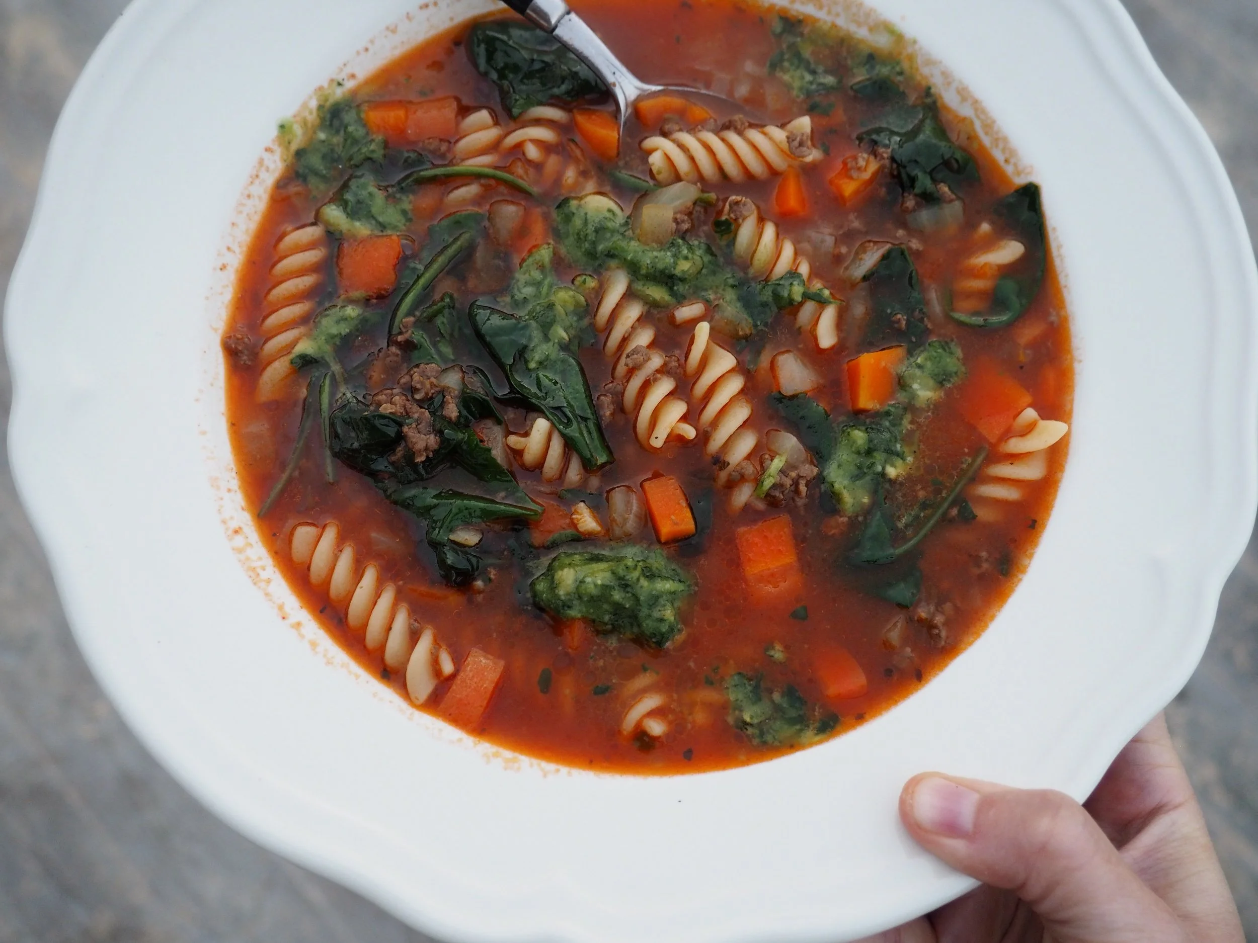 Rask suppe med kjøttdeig, spinat og pasta