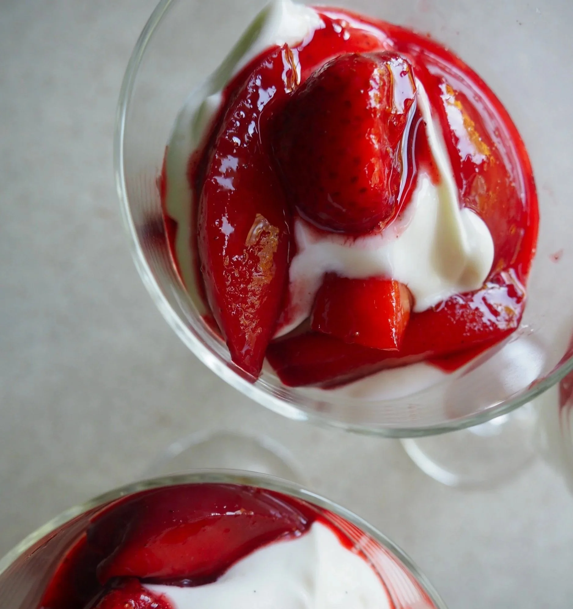 sommer-dessert-jordbaer-nektarin