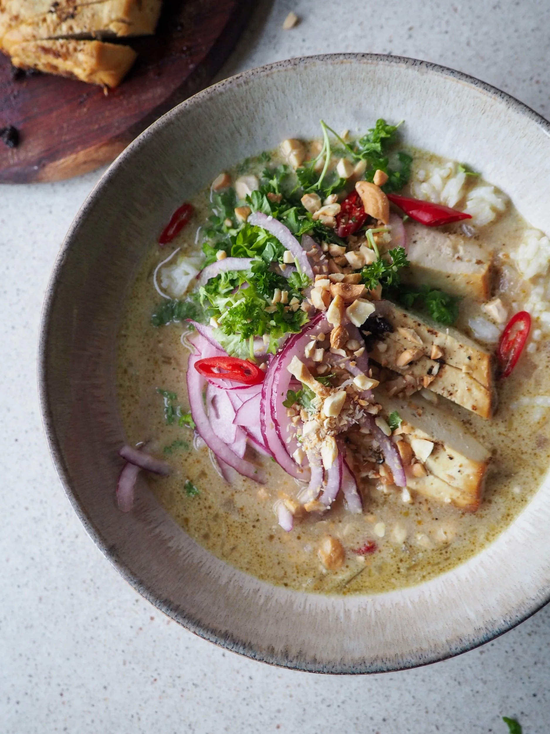 Currysuppe med marinert tofu og ris