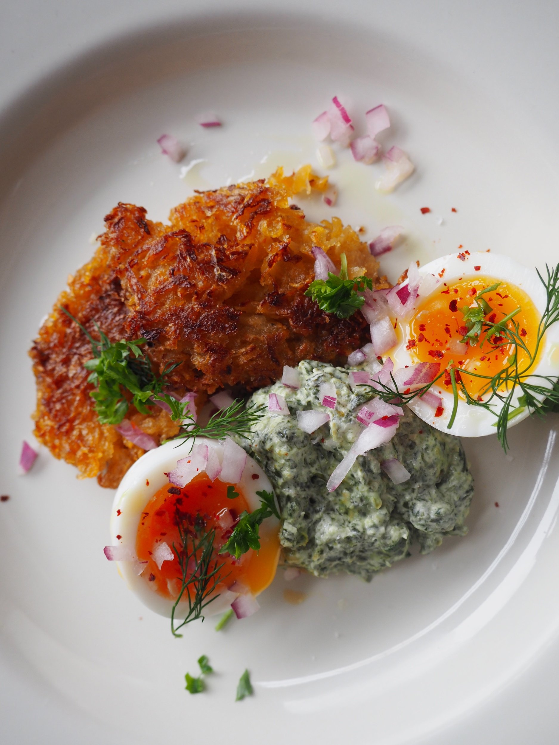 RØSTI AV KÅLROT MED KREMET SPINAT OG EGG