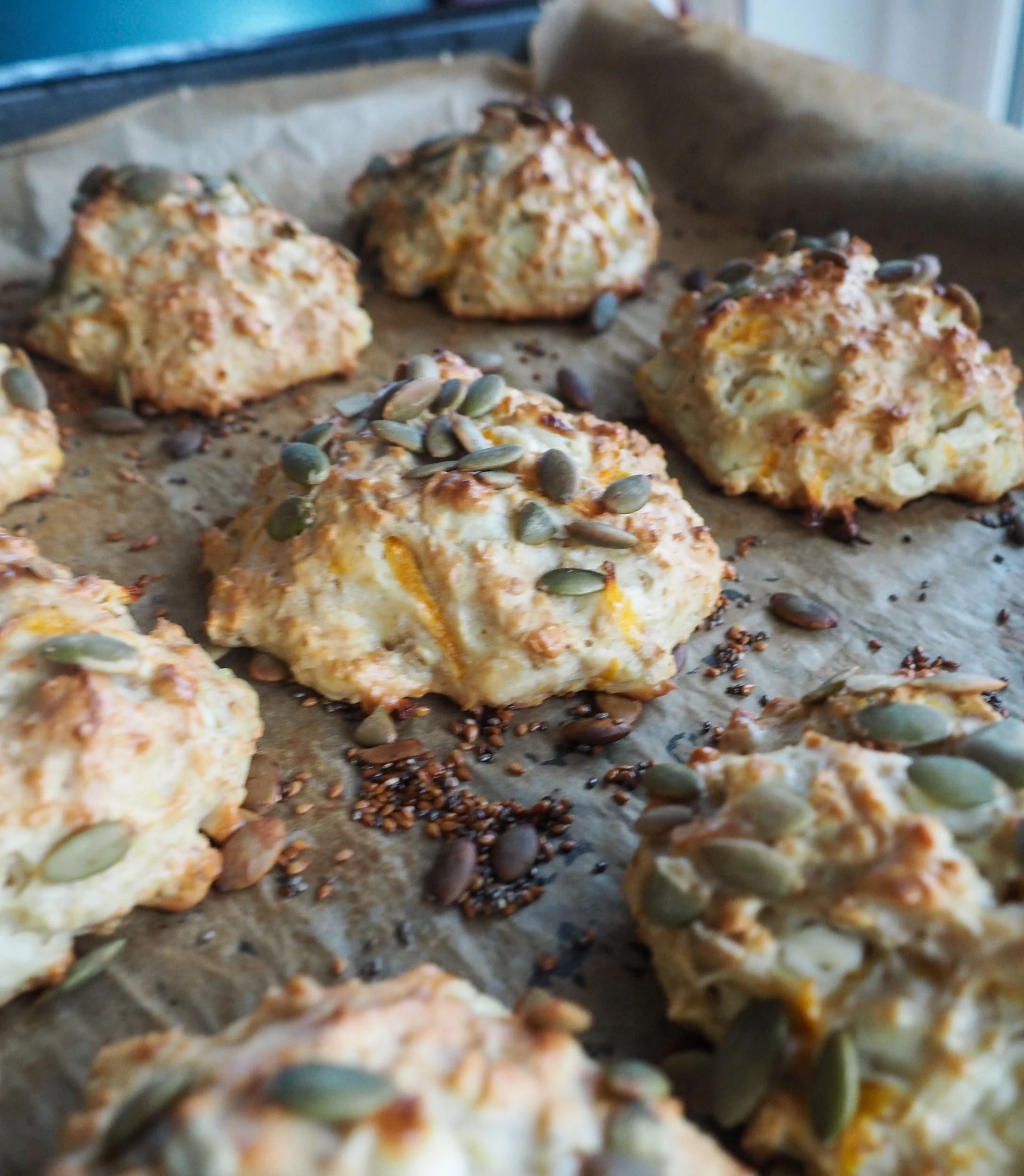 Rundstykker med havregryn og yoghurt (cottage cheese)