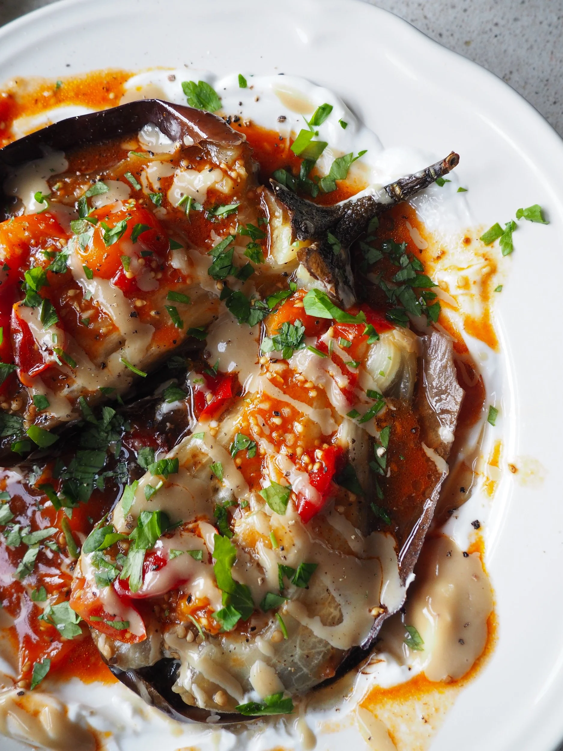 Ovnsbakt aubergine toppet med tomatvinaigrette og tahini karamell