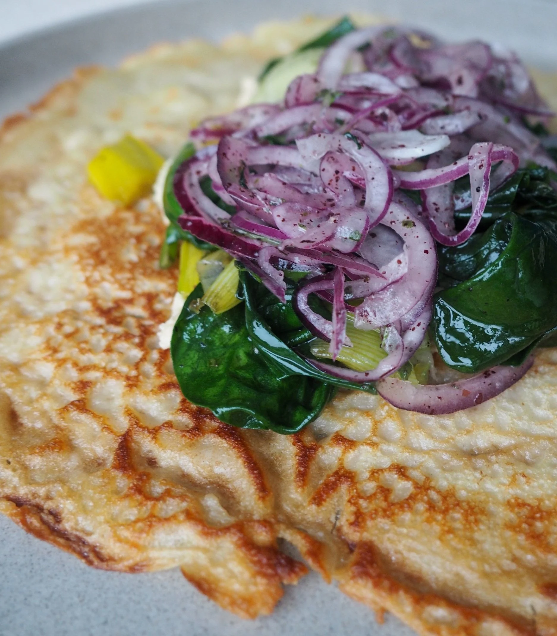 pannekake-wrap-hummus-spinat-rodlok