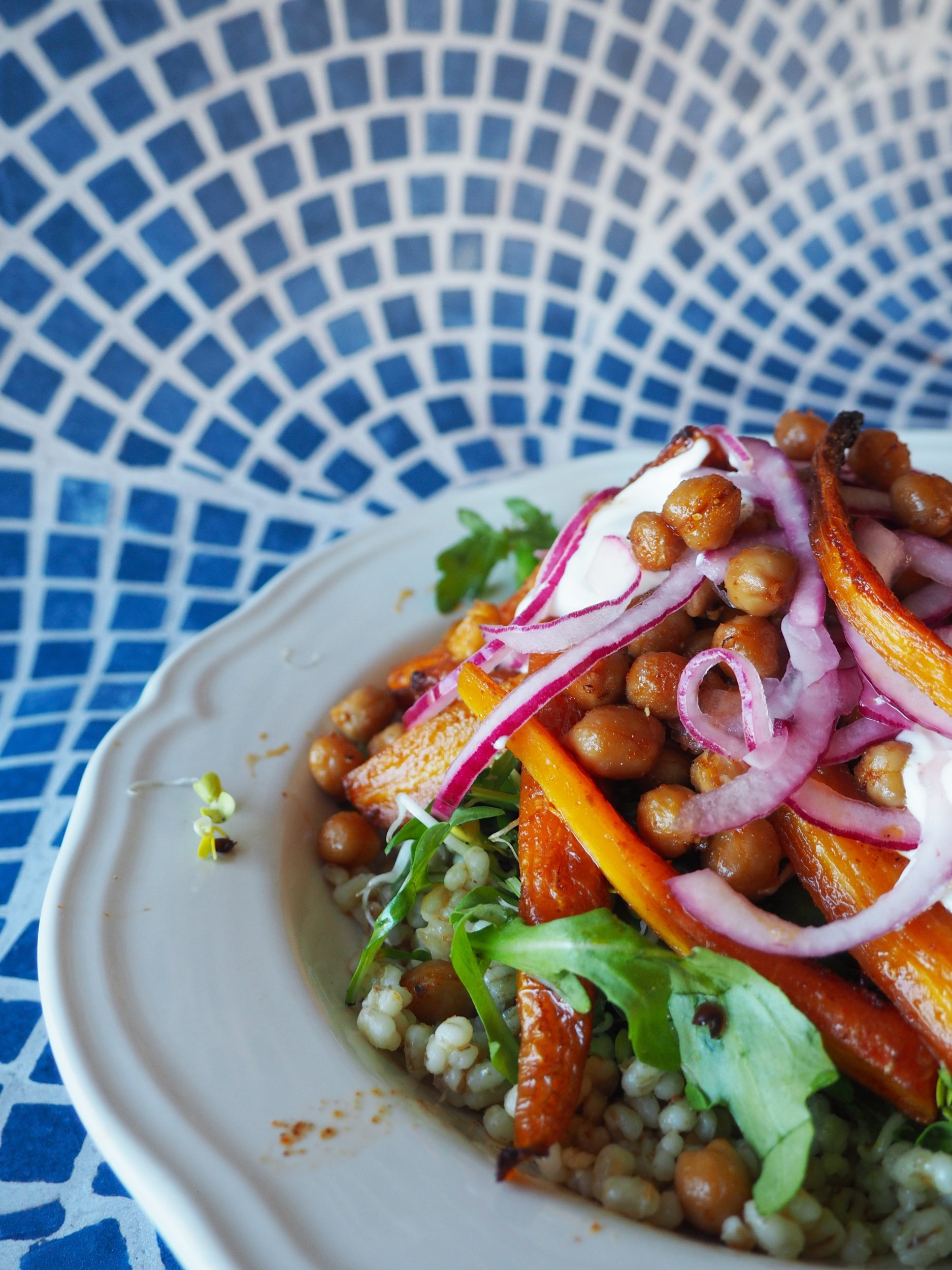 Smørbakt gulrot med byggryn, stekte kikerter og rømme