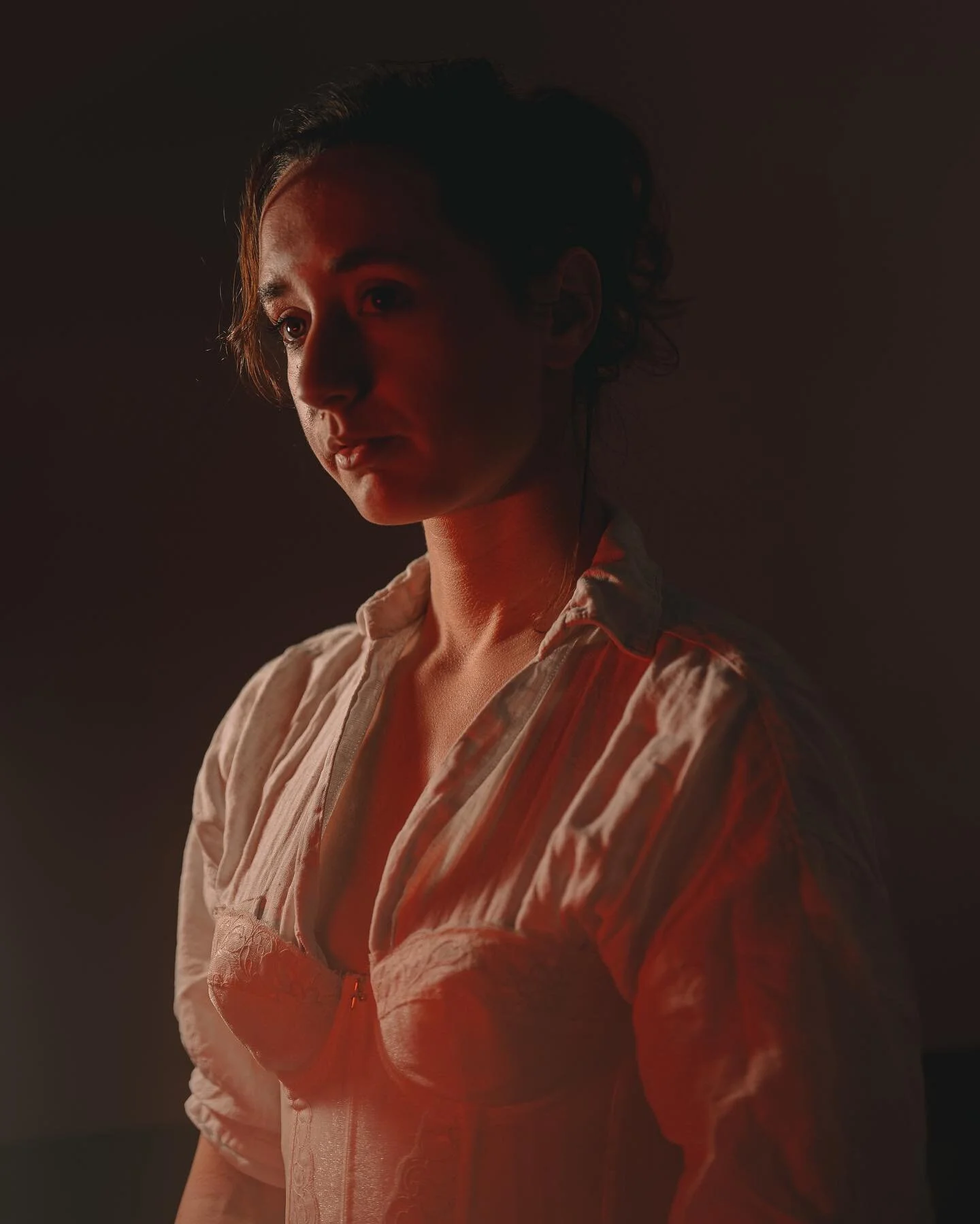 Une lampe de chevet, une lumi&egrave;re color&eacute;e, un sac plastique et c&rsquo;est parti pour quelques essais lumi&egrave;re! H&acirc;te de pouvoir faire ce genre de photo avec quelqu&rsquo;un d&rsquo;autre que moi ! 😁

#photo#photography#photo
