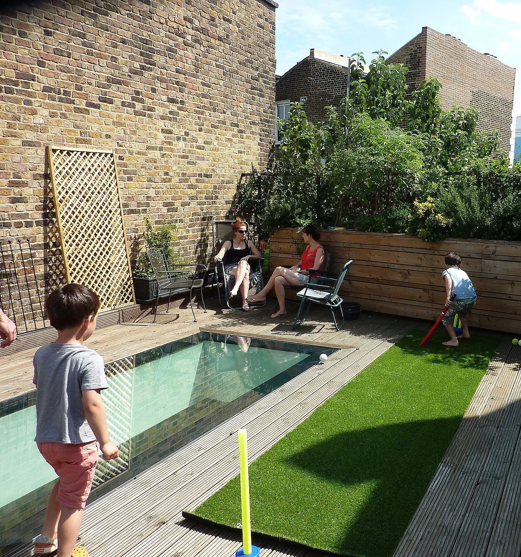  high box planting, pool-like walk-on flat roof glass 
