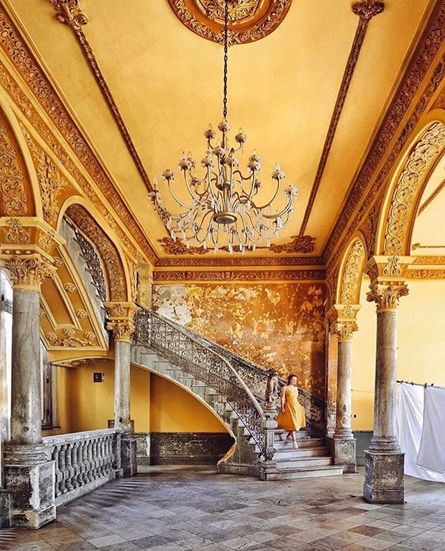💛 #YaasToYellow: Dreamy stairs in a dreamy place. 😍 (Ph: @lilyrose)