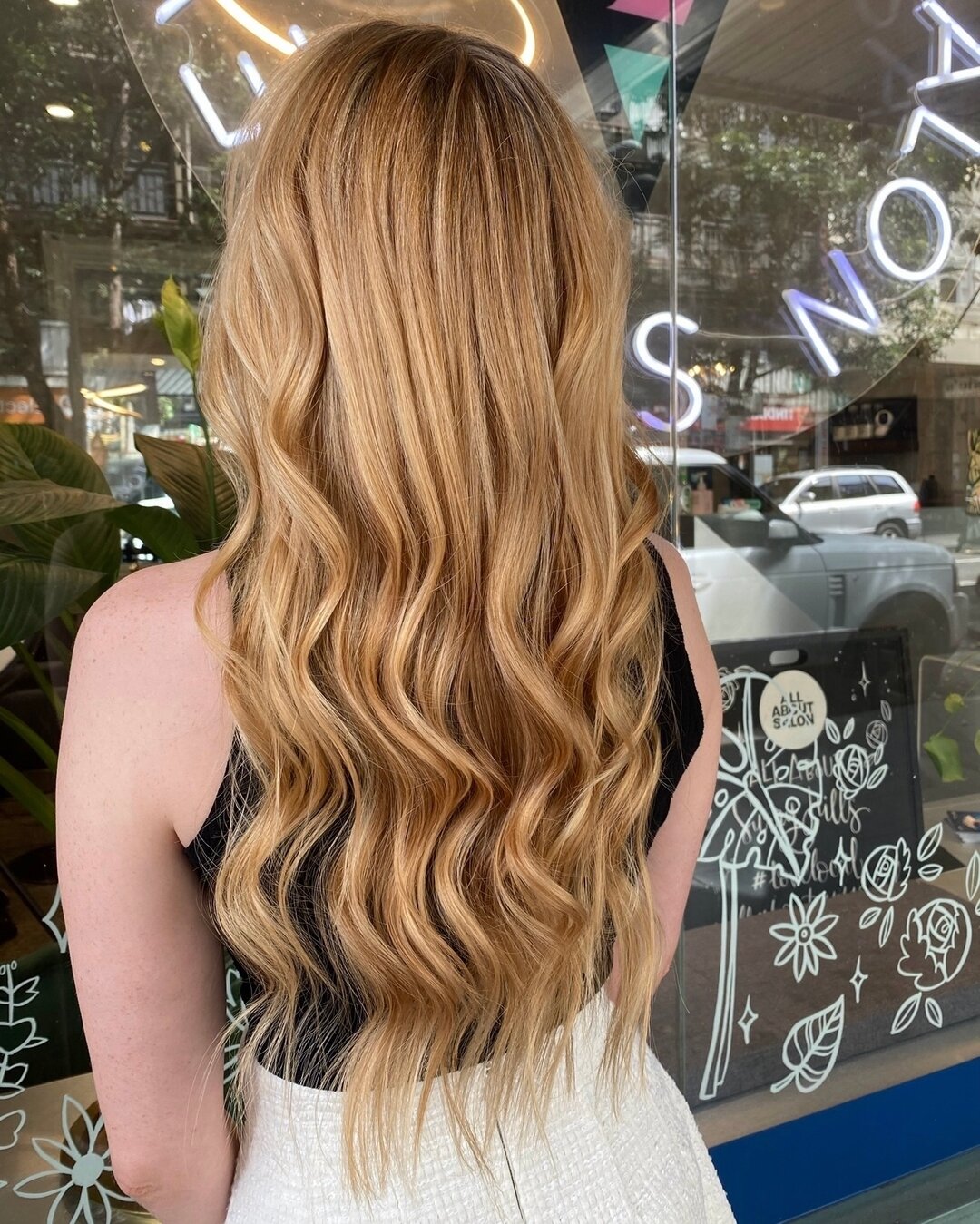 #strawberryblonde moment 🍓 by @lisa_allaboutsalon creating using #hueverse by @evopro ❤️ love the soft copper, golden tones! 

#sydneysalon #sydneyhairstylist #sydneyhairdresser #surryhills