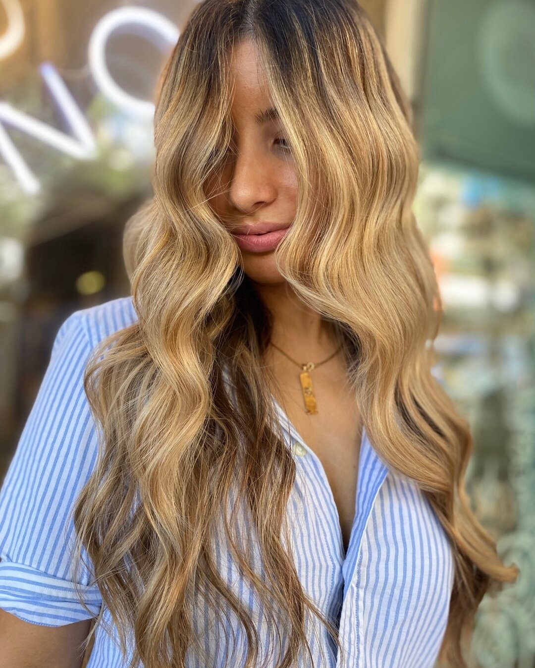 Can&rsquo;t get over this balayage by @jess_allaboutsalon for this beautiful client 🧚🏻&zwj;♀️🌹 created using #hueverse @evopro 😍 we have packages available for all your blonde needs!

#sydneysalon #sydneyhairstylist #sydneyhairdresser #surryhills