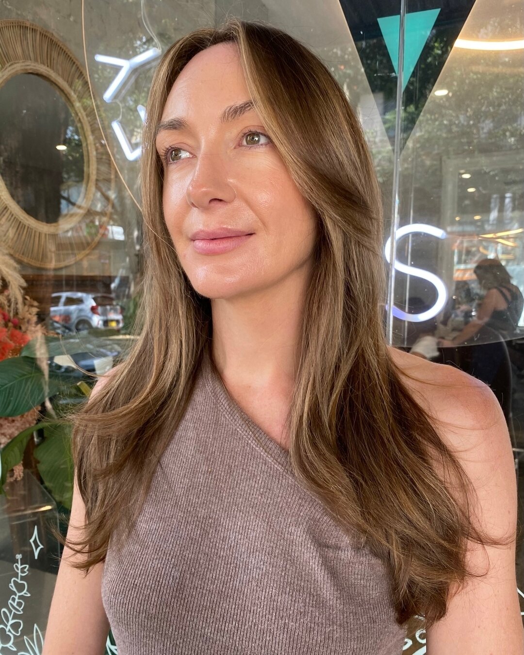 Can you believe this is bleach free?! Created by @jess_allaboutsalon using the #hueverse @evopro ✨ our client had virgin hair and wanting to go lighter without any damage 🤤💘 

#sydneysalon #sydneyhairstylist #sydneyhairdresser #surryhills