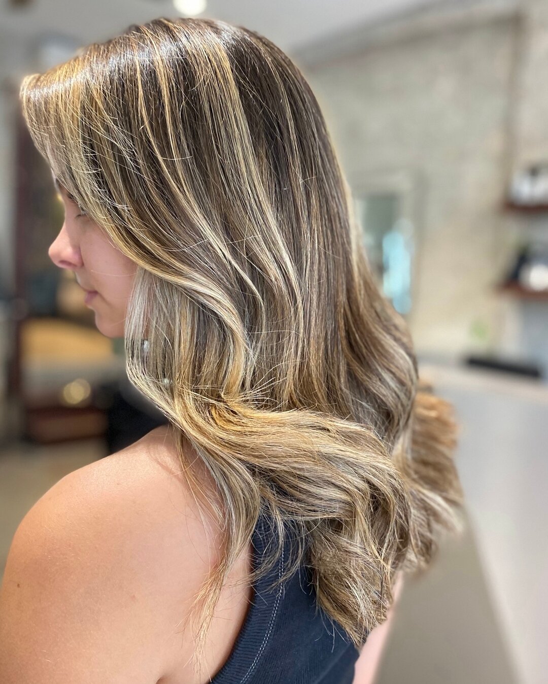 Talk about a transformation 🤤 bringing our client back to the light side with foils that keep it low maintenance while creating a big impact 💘💗 by @shelby_allaboutsalon using @evopro #hueverse ✨✨✨✨

#livedincolour #balayage #sydneysalon #sydneyhai