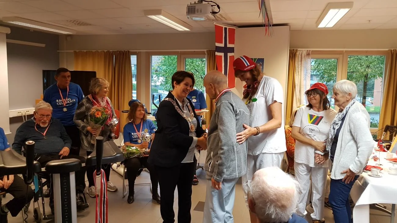 20 VERDENSMESTRE: Ordfører i Bergen, Marte Mjøs Persen, delte ut medaljer og pokal til verdensmestrene for lag, Løvåsen sykehjem.