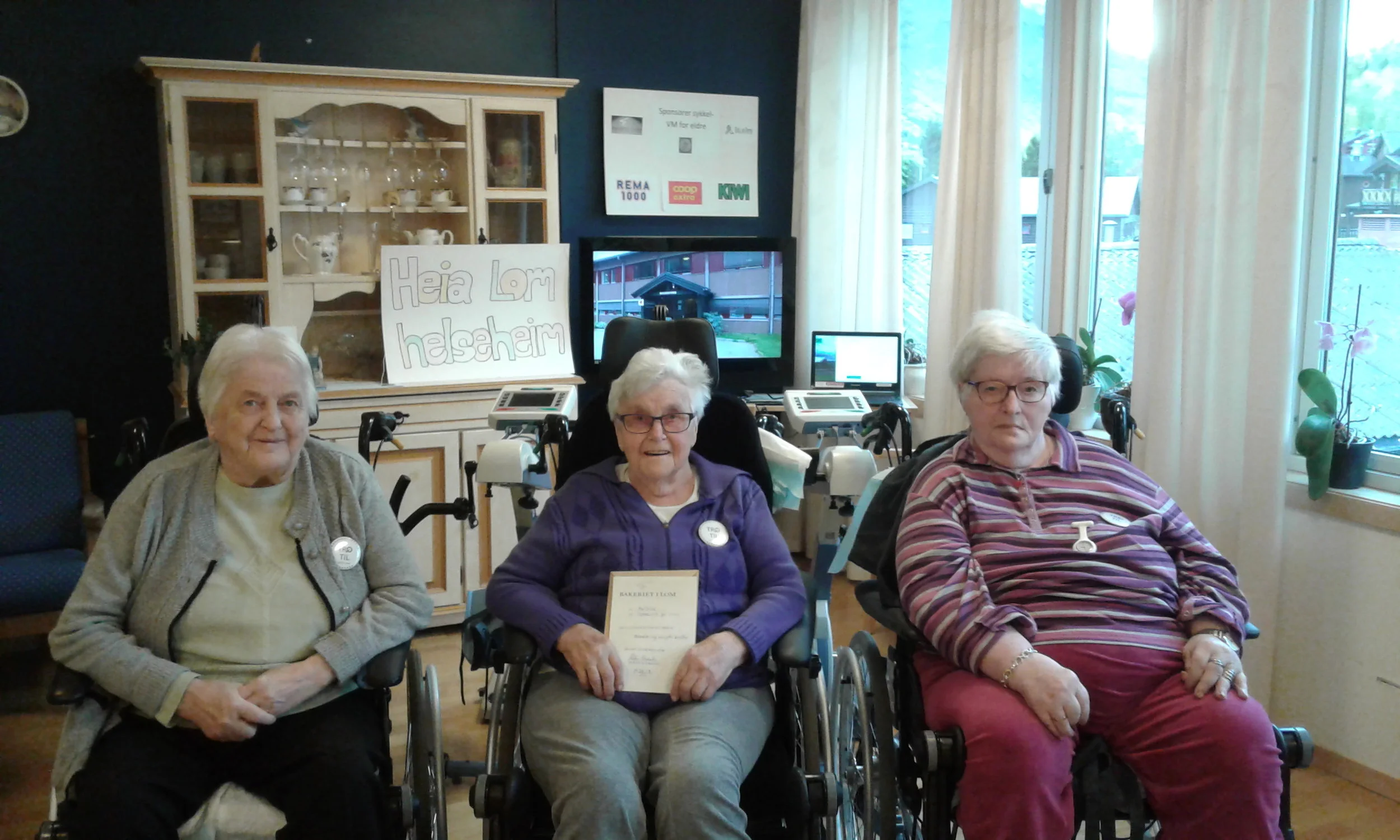 UKAS VINNERE: Marit (fv), Kristine og Mari ble ukesvinnere i sponsorkonkurransen på Lom helseheim og fikk gavekort på boller og kaffi hos bakeriet i Lom. (foto:privat)