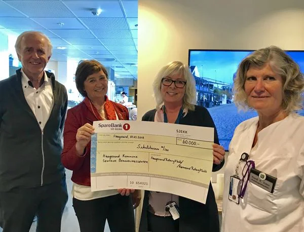 FANTASTISK GAVE: Haugesund og Karmsund Rotaryklubber har samlet inn 60.000 kroner til Sentrum behandlingssenter. (Foto: Wenche Johnsen, Haugesund kommune)