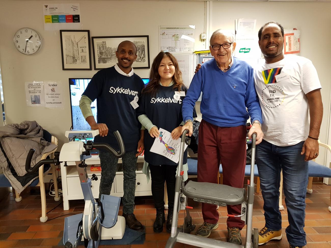 Sykkelvertene Yohannes, Mirgul og Atobrhan sammen med syklist Godberg Larsen (Foto: privat)