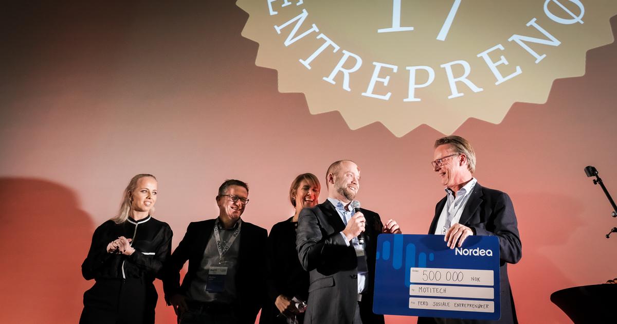 VINNER: Jon INgar Kjenes fra Motitech mottok prisen fra junyleder Johan H. Andresen. (FOTO: Kristian Harby)