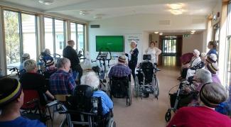 Stor stemning på Knarvik sjukeheim under åpningen av "Sykkel-VM for eldre"