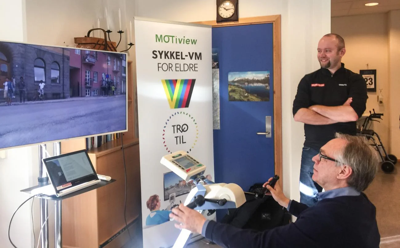 Sykkelpresident Harald Tiedemann Hansen fikk prøve seg som MOTiview-syklist. I bakgrunnen, daglig leder i Motitech, Jon Ingar Kjenes