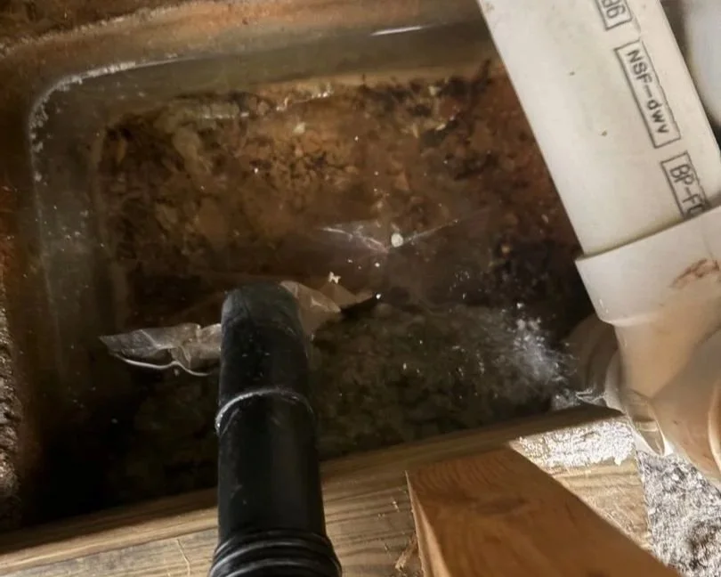 ServiceMaster extracting water from underneath the bathtub after the drain leaked