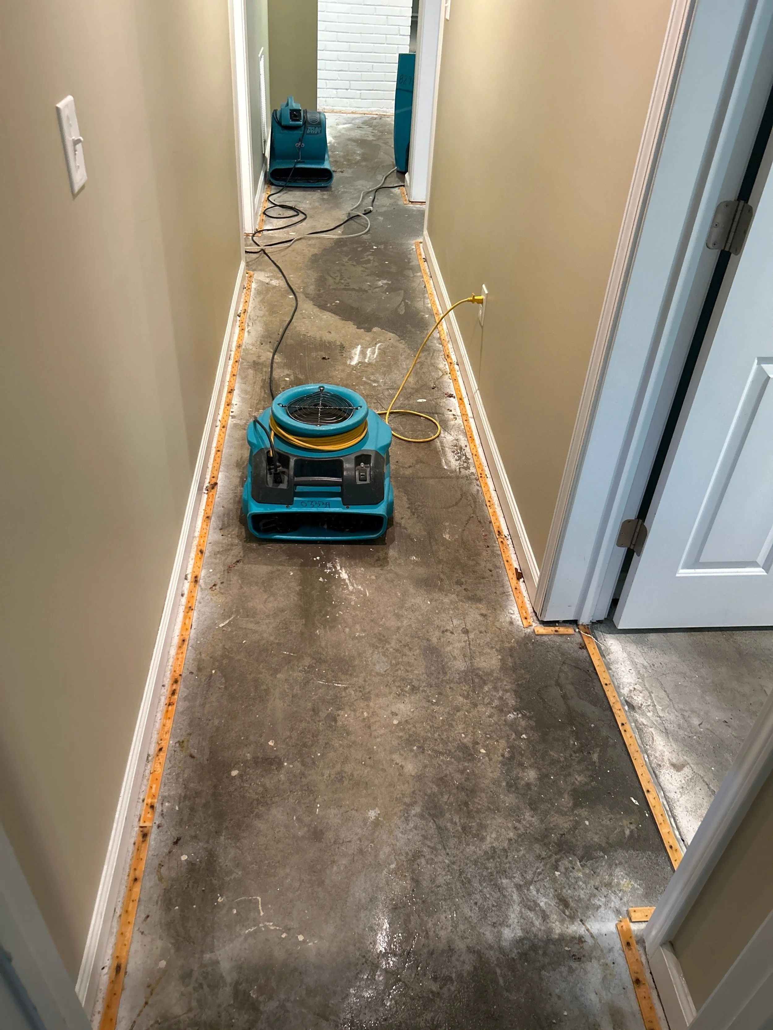 ServiceMaster set equipment to dry hallway