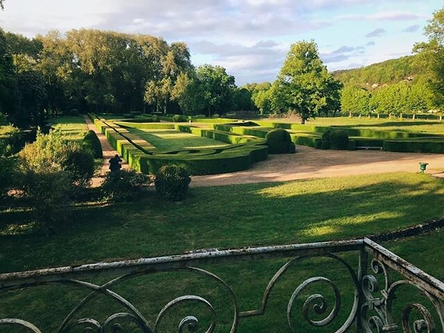 Chambre avec vue !

#jardinsalafrancaise #formalgarden #frenchcastle #aubeenchampagne 
#wedding #demeurehistorique #heritage #laviedechateaureinventee #chateaudetaisne