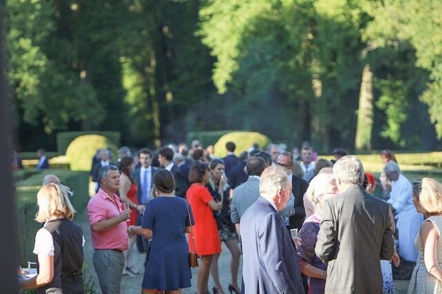 Souvenir d&rsquo;un mariage d&rsquo;été avec un merveilleux cocktail dans les jardins. 
Cr&eacute;dits photos : @axelwaeckerle 
#wedding #lieudereception #mariage #cocktail #jardinsalafrancaise #reception #champagne #laviedechateaureinventee #chate