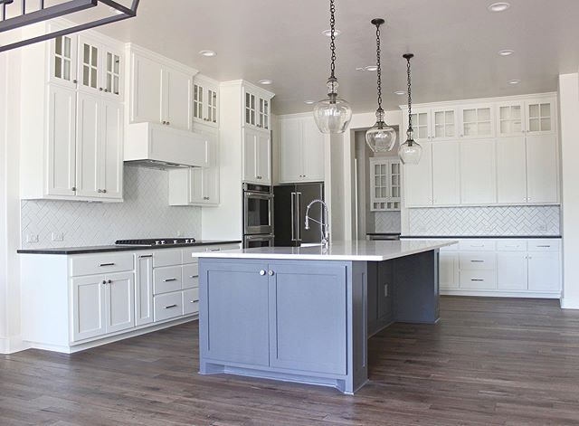 Wrapped up this beautiful custom build in Bulverde this week, excited for this young family to move in and call it home! More photos to come next week, plus there is a video tour currently available in Instastories. .
.
#texashillcountry #hillcountryhomes #newbraunfels #NBTX #boerne #bulverde #canyonlake #springbranch #wimberley #drippingsprings #wimberleytx #blancotx #hillcountry #sanantonio #southtexas #buildersofig #customhome #construction  #kitchendesign #modernfarmhouse #rustichome #SATX #customhomebuilder #newconstruction #bexarcountry #kendallcounty #comalcounty #blancocounty #hayscounty