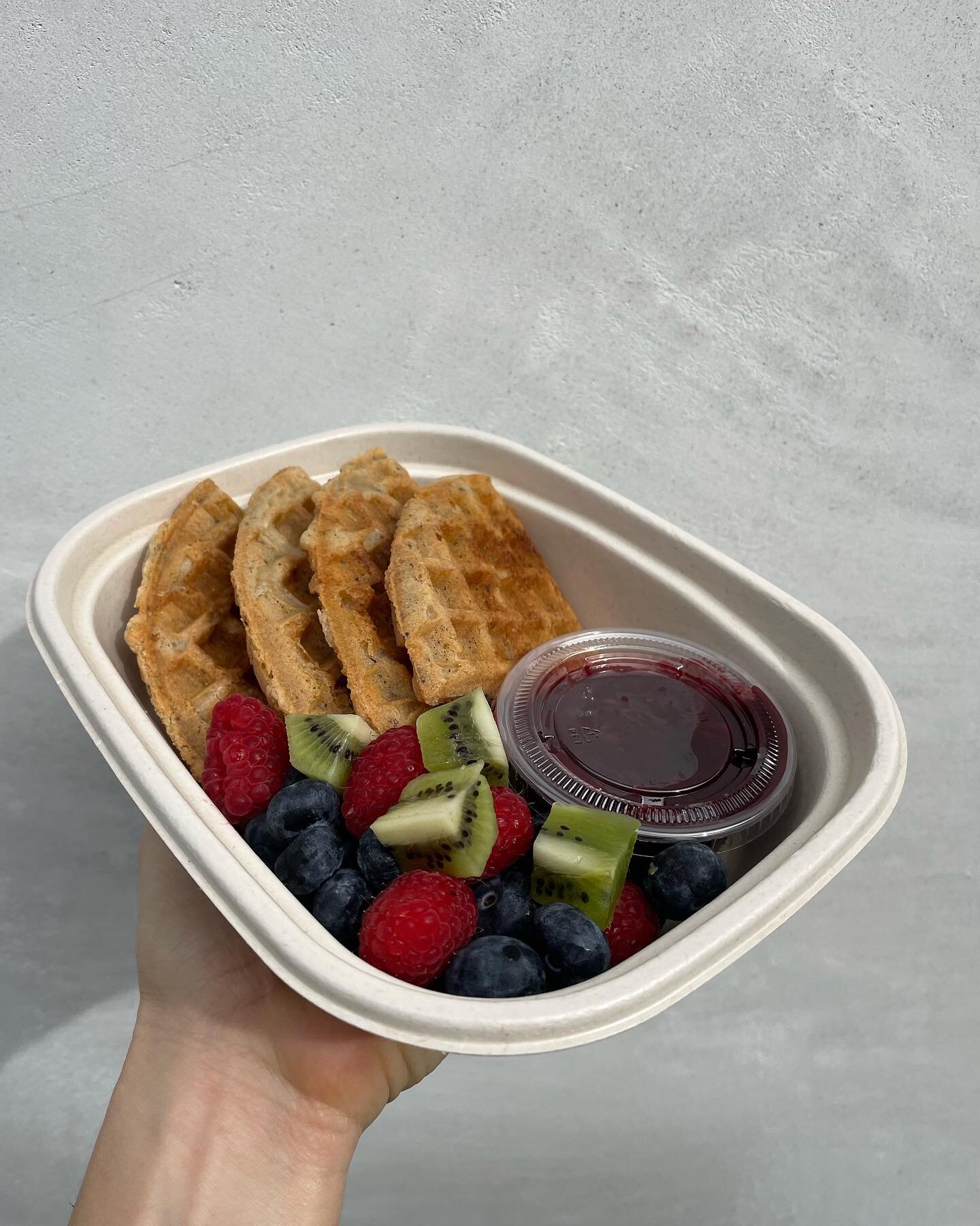 Plant Based Breakfast 😋 

V / GF Waffles, Fluffy Tofu Scramble, Nourishing Chia Pudding&hellip; I got you covered for those mornings when you want a break from your big smoothie, fruit or whatever you like to have! 

I just recently started serving 