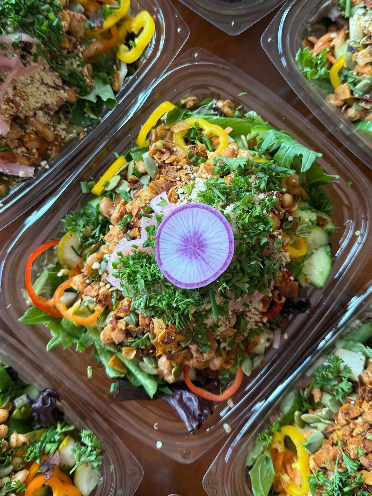 California Cobb Salad 🥰

I love taking a salad that&rsquo;s usually pretty meaty and making it fresh and plant based (like this one!)

It&rsquo;s packed with 👉🏼 quinoa, spring mix, coconut bacon, smoky cannellini beans, carrots, cucumber, pickles,