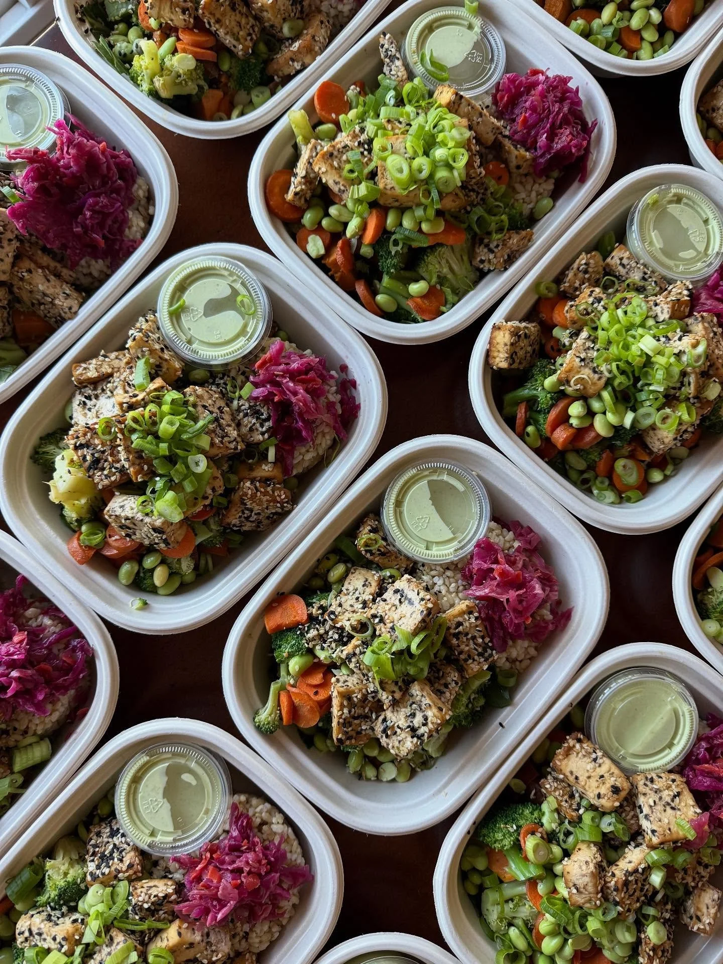 Back in the kitchen and it feels so good! 😍

This is the Sesame Macro Bowl from this weeks meal service. Packed with sesame crusted tofu, all da veggies, collard greens, edamame, sauerkraut, a sesame almond sauce and cilantro lime aioli. 

Packaged 