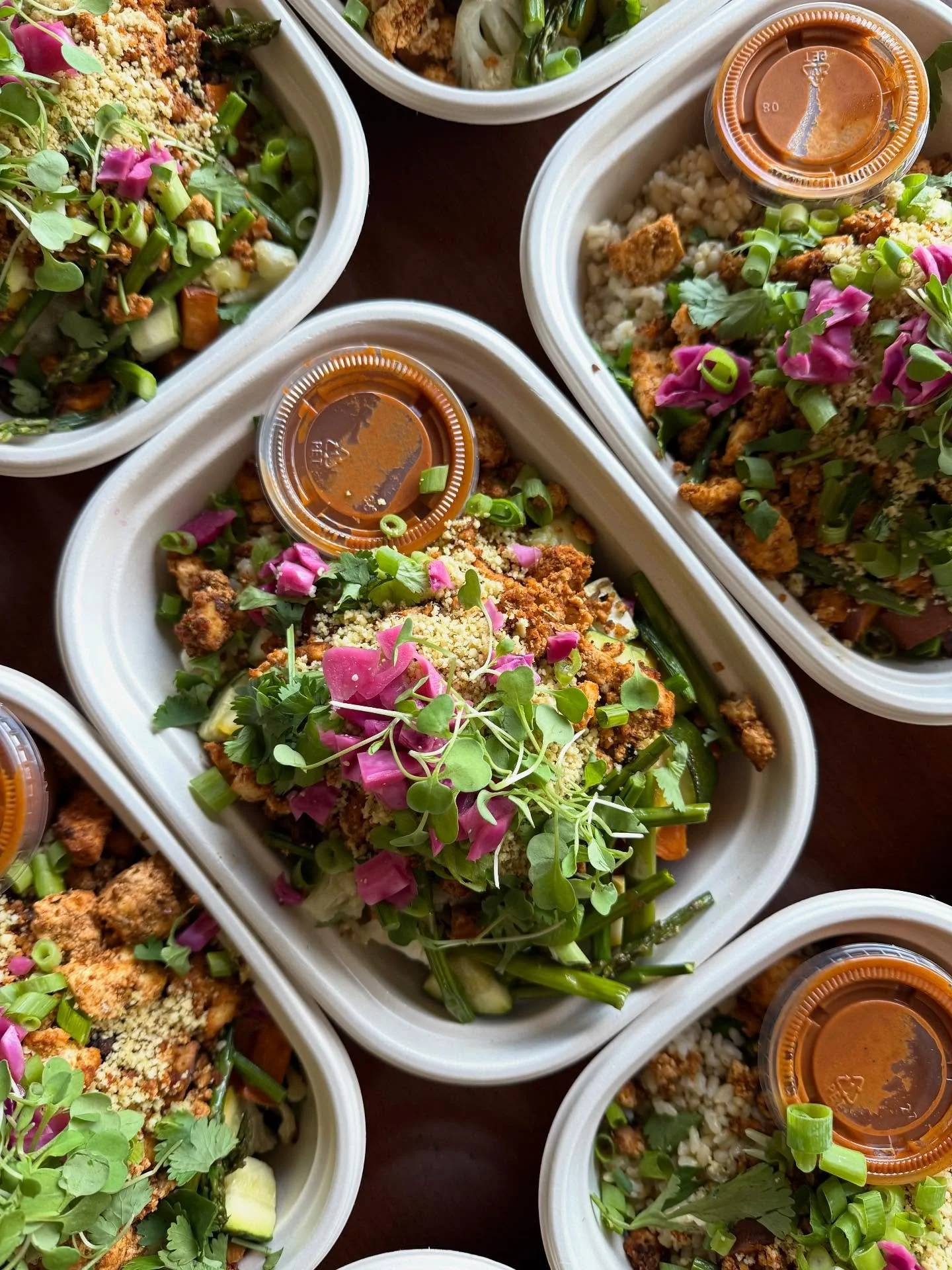 Oaxacan Nourish Bowls! 😍 My favorite formula to build a bowl is to start with some kind of base (rice, quinoa or cauliflower rice), then add a dark leafy green (kale, spinach or chard), a plant packed protein (tofu, lentils, tempeh or chickpeas), a 