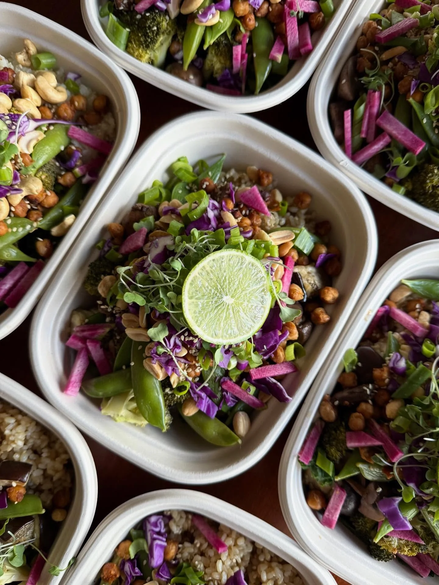 THAI BUDDHA BOWL 🥰 with miso roasted chickpeas and a peanut red coconut curry sauce on the side! A recent favorite from my local meal service! ✨

This time of year, it&rsquo;s natural to lean into holiday food  treats (I&rsquo;m right there with you