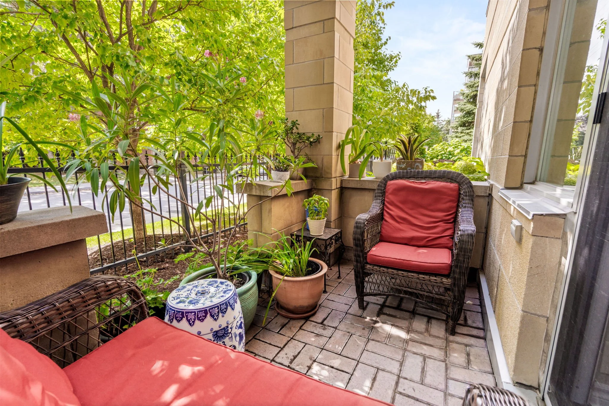27-web-or-mls-205-bolton-st-105.jpg