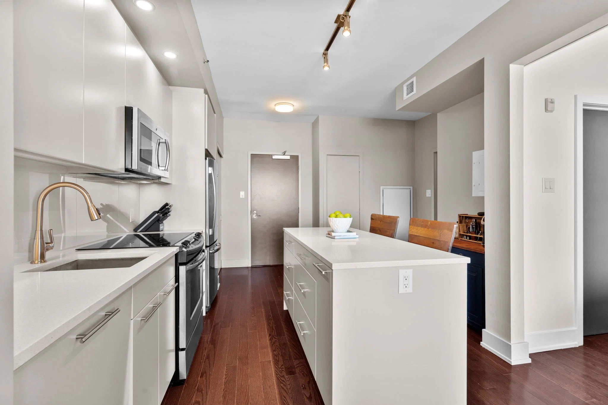 10-web-or-mls-88-richmond-rd-708.jpg