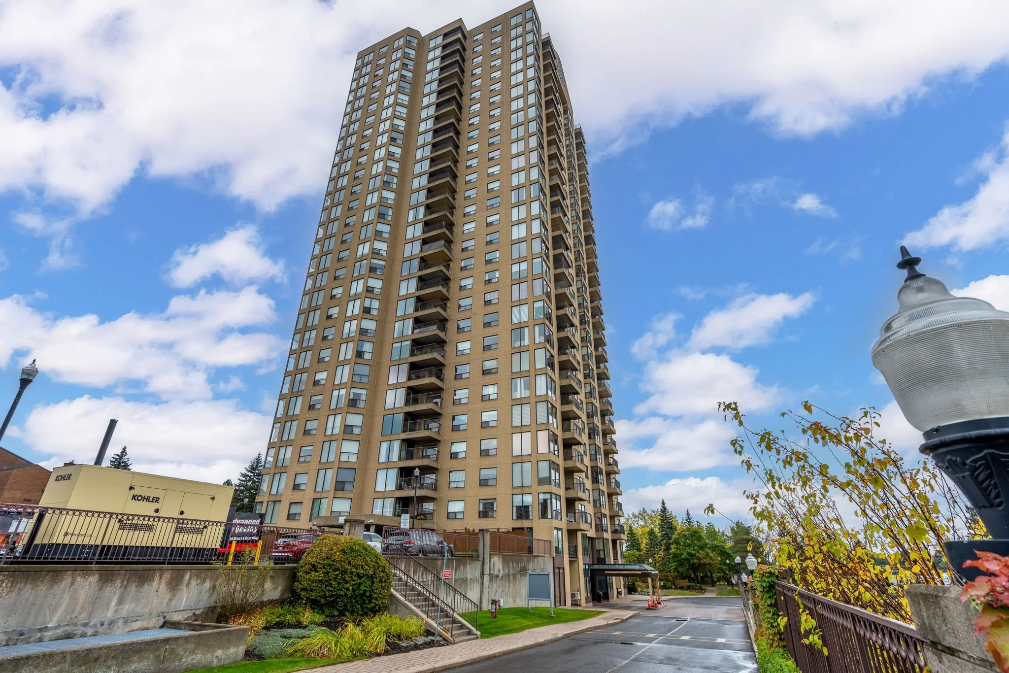 2-web-or-mls-545-st-laurent-blvd-1604.jpg