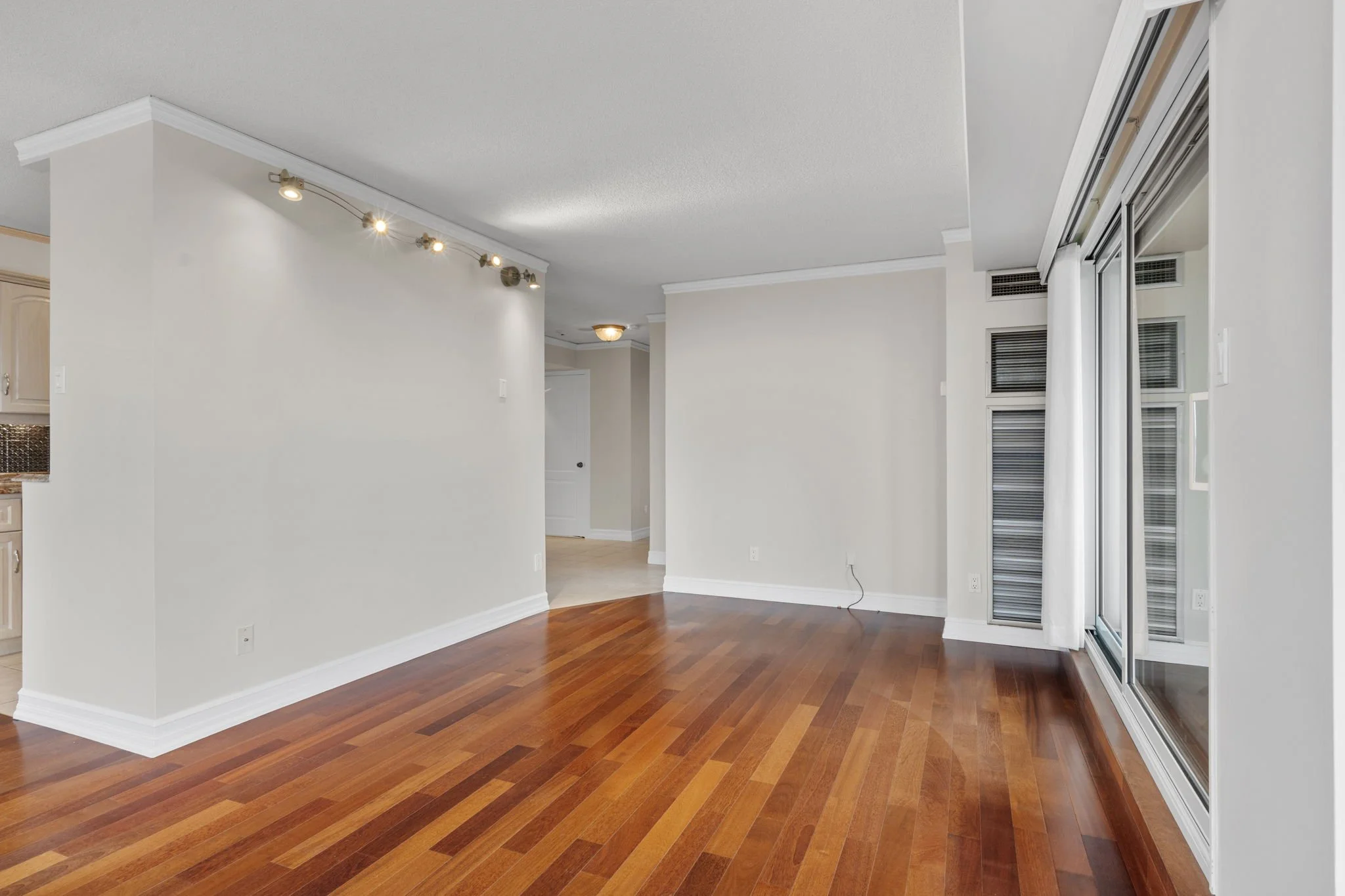 9-web-or-mls-545-st-laurent-blvd-1604.jpg