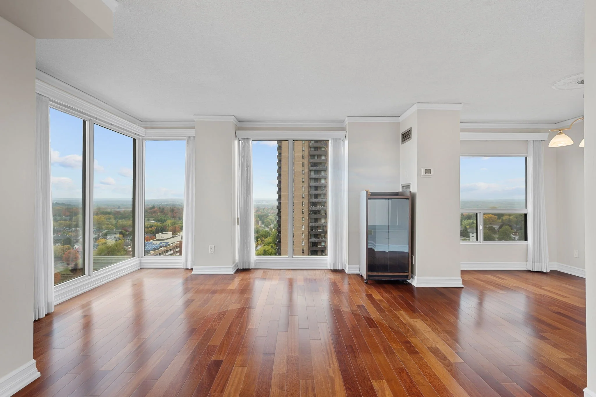 11-web-or-mls-545-st-laurent-blvd-1604.jpg